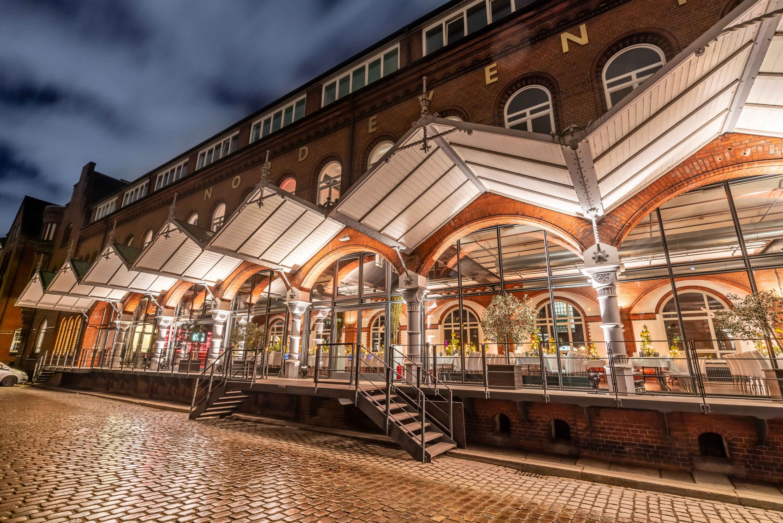 Ehemaliges Hauptzollamt Aussenflaeche Abend