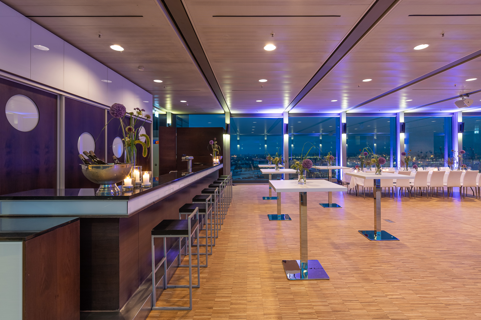 Elbpanorama Abend Bar Dekoration Flaschen Barhocker