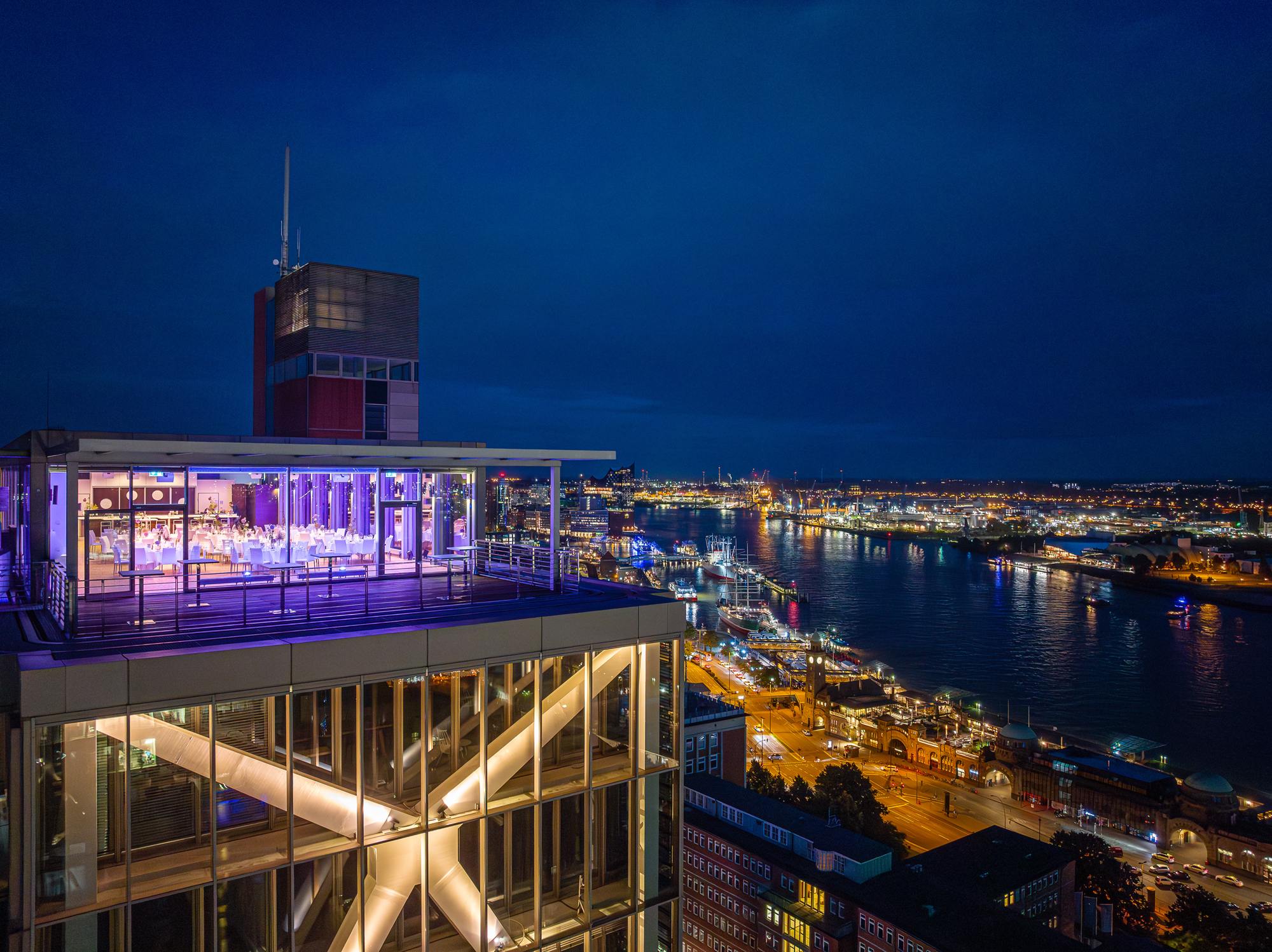 Elbpanorama_Abend_Beleuchtung_Atlantic-Haus Gebäude große Terrasse Dron Ausblick