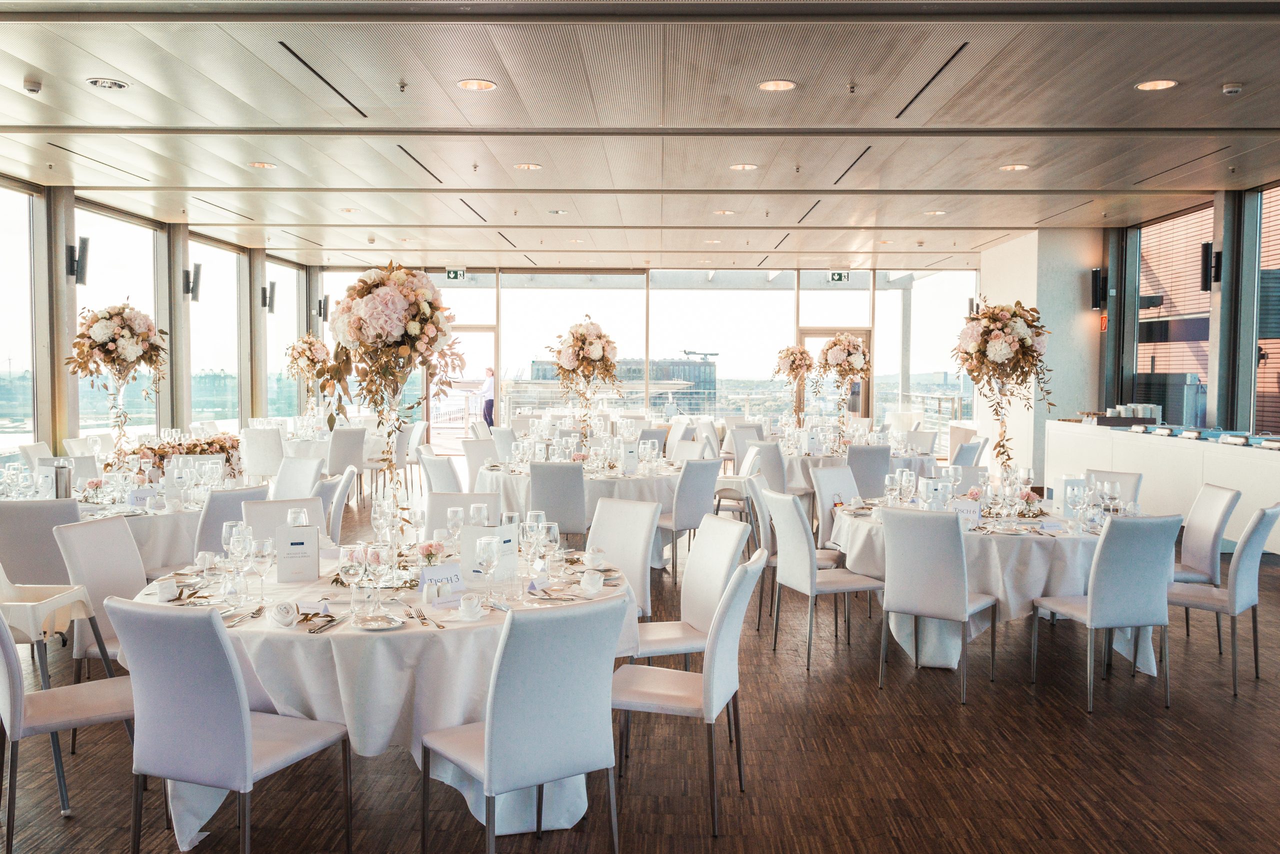 Penthouse Elbpanorama Saal Hochzeit runde Tische