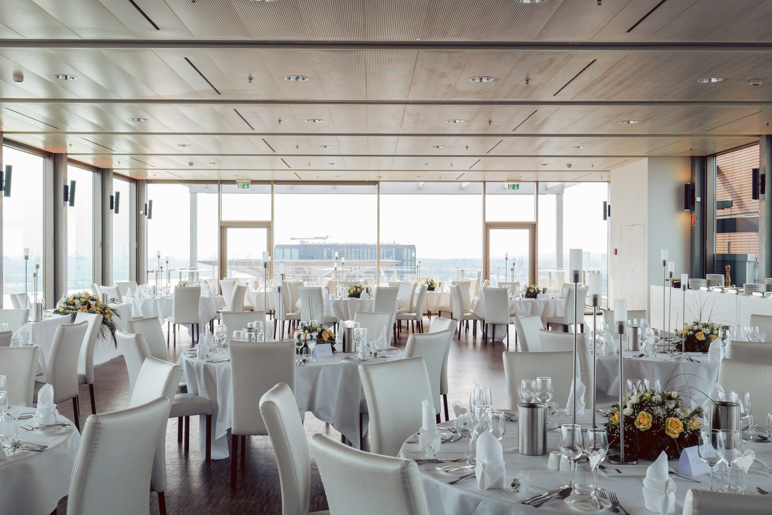 Penthouse Elbpanorama Saal Hochzeit runde Tische
